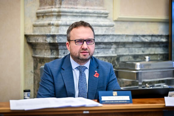 V neptomnosti premira Fialy dil schzi vicepremir a ministr prce a socilnch vc Marian Jureka, 6. listopadu 2024.