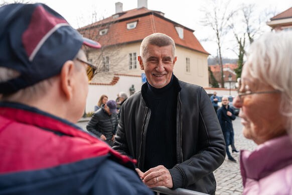 Premi�r Andrej Babi� se p�ed Lichten�tejnsk�m pal�cem pozdravil s �ekaj�c�mi z�jemci o prohl�dku, 14. b�ezna 2026.