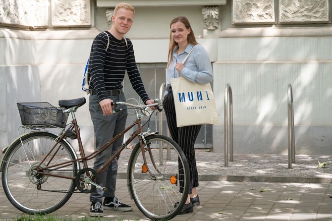 Studenti asto vyuvaj k doprav do koly kola. 