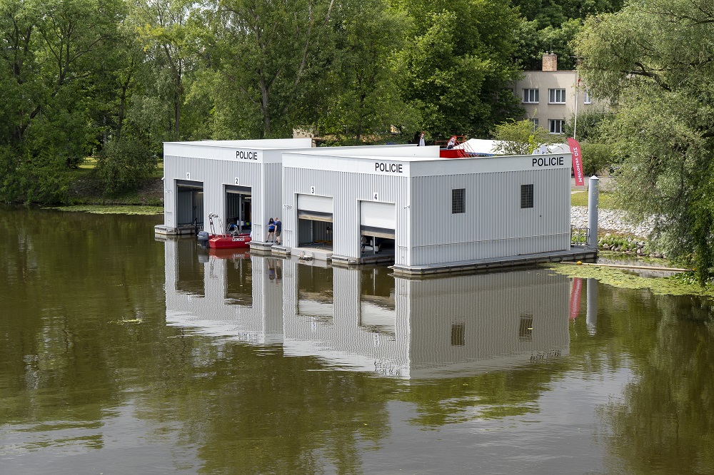 VC R pedalo Policii R v Nymburce nov vybudovan plovouc gare pro sluebn plavidla ponho