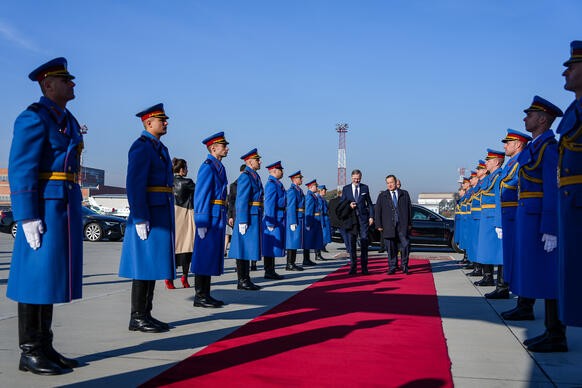 Premir Fiala prochz na letiti v Bukureti palrem estn stre ped odletem na summit EPS do Budapeti, 7. listopadu 2024.