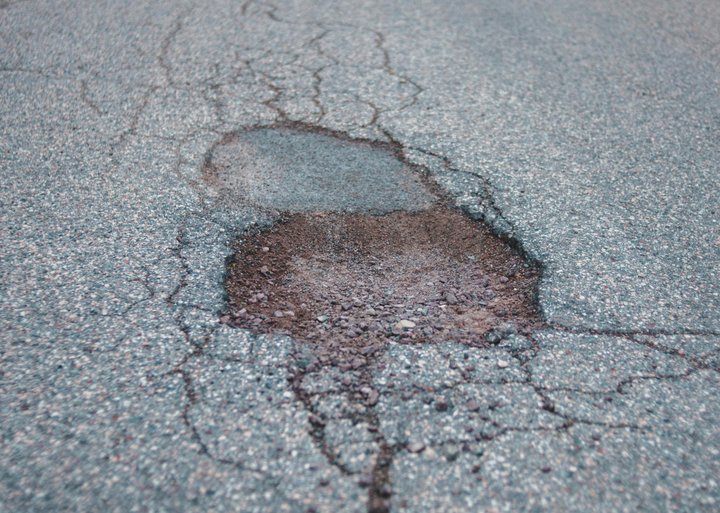 ilustrační silnice poškozená