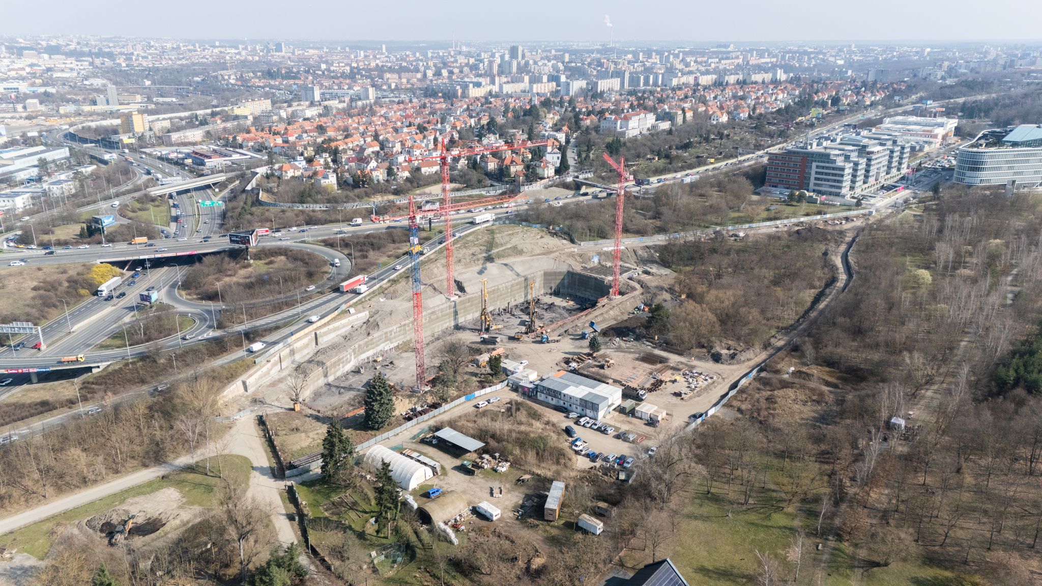 Výstavba administrativní budovy Sequoia březen 2026