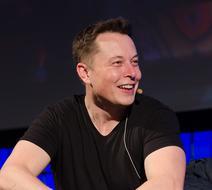 Musk bude po dne�n�m vstupu SpaceX na burzu tak bohat�, �e by mohl koupit v�echny byty v Praze, k tomu splatit ve�ker� st�tn� dluh �R, po��dit dvac�tk