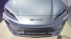 ��nsk� ofenz�va: BYD upev�uje tr�n, Leapmotor �okuje rekordem a Tesla hl�s� nejlep�� �ervenec v historii
